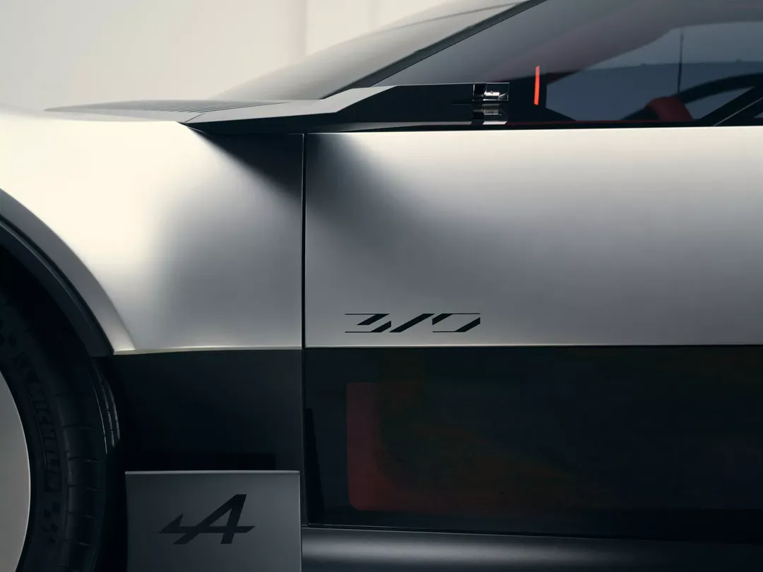 Alpine A310 Vision — detal boku, oznaczenie 310