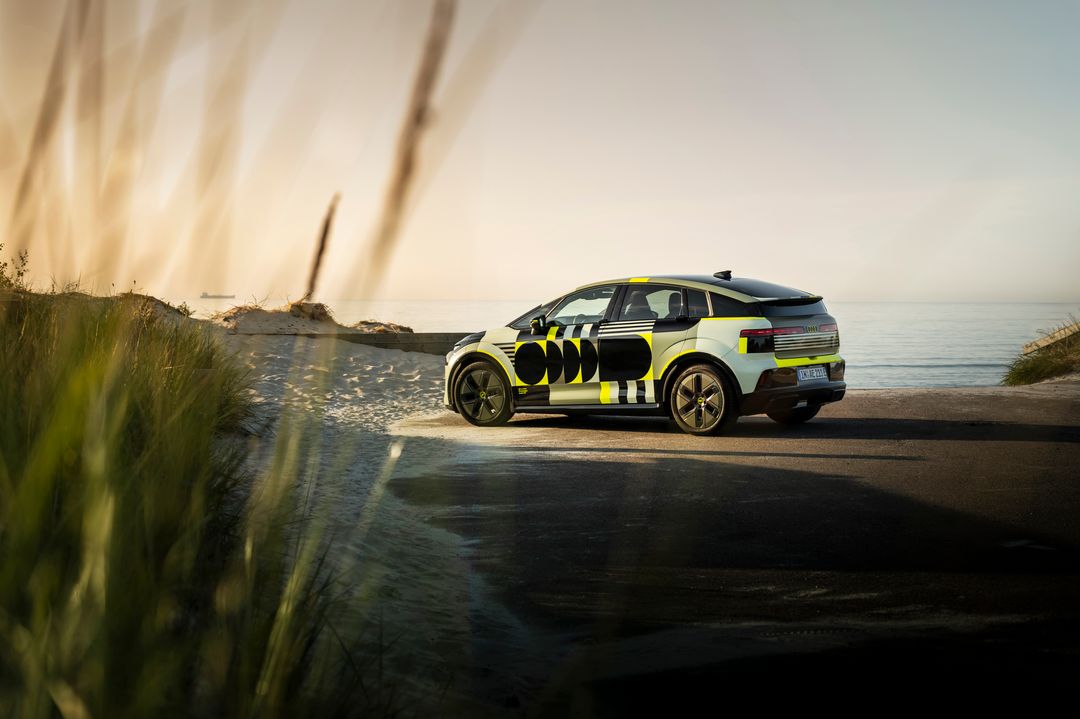 Audi A2 e-tron, prototyp w kamuflażu — profil boczny, postój na nadmorskich wydmach