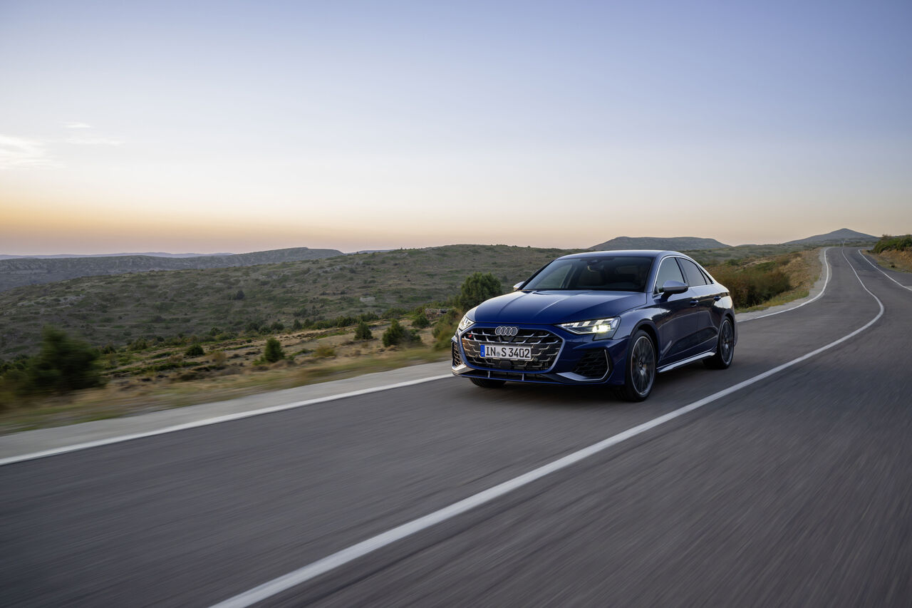 Audi A3 po liftingu — przód, ujęcie 3/4 w drodze o złotej godzinie