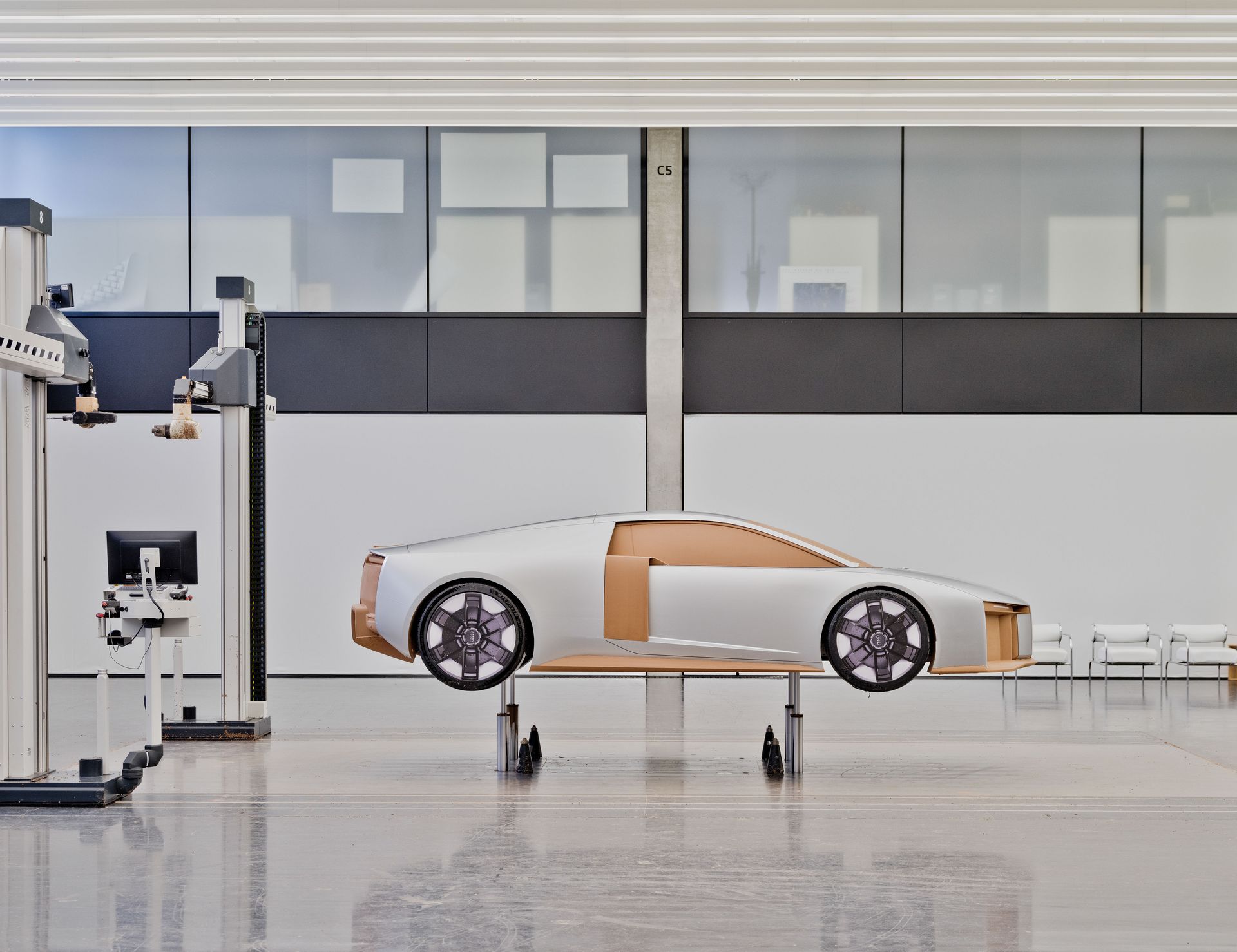 Audi Nuvolari — pełnowymiarowy model gliniany nadwozia z boku, w hali projektowej z ramieniem pomiarowym
