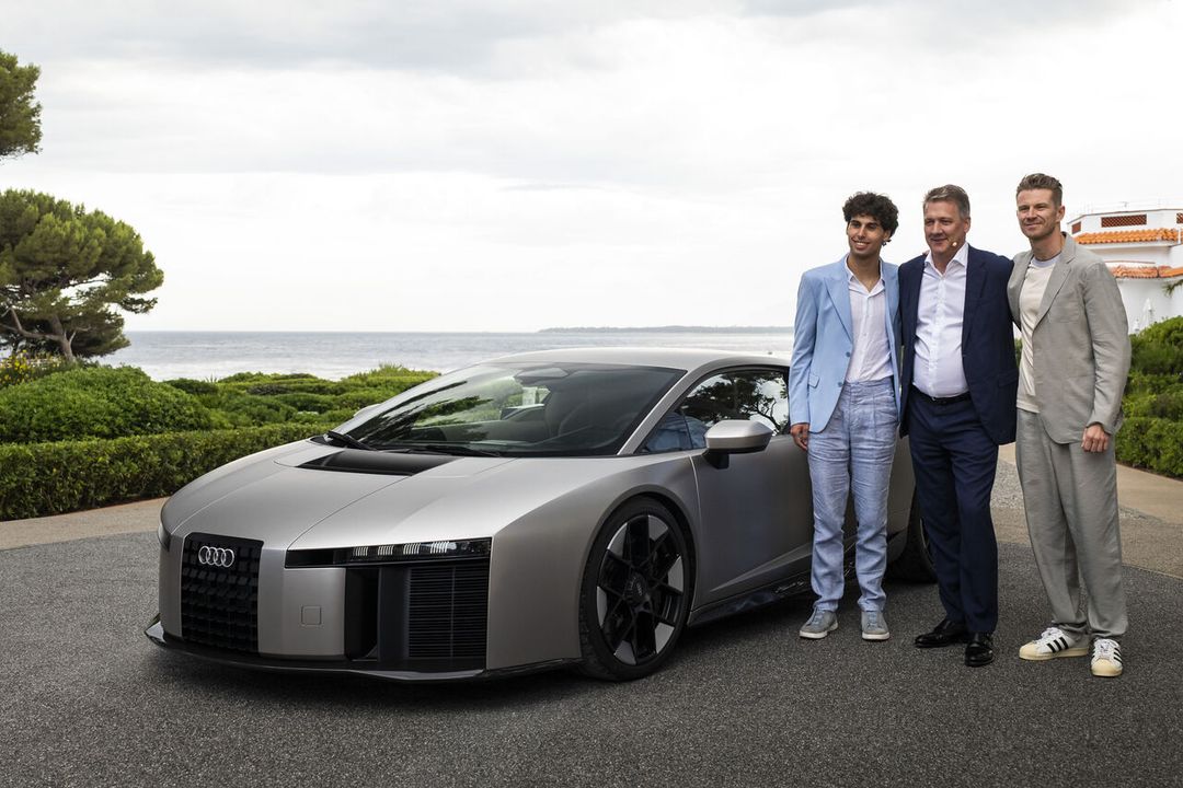 Audi Nuvolari — przód i bok, prezentacja pojazdu z przedstawicielami marki nad morzem