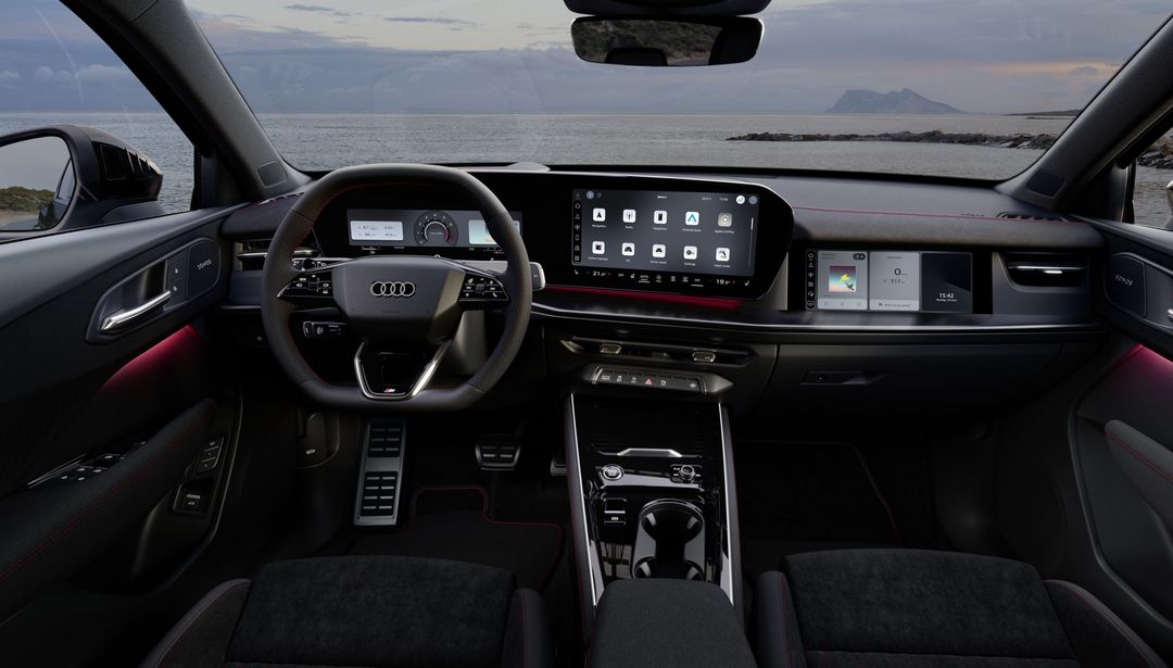 Audi Q3 2027 — deska rozdzielcza i konsola środkowa, panel Android Automotive, tło z linią wybrzeża