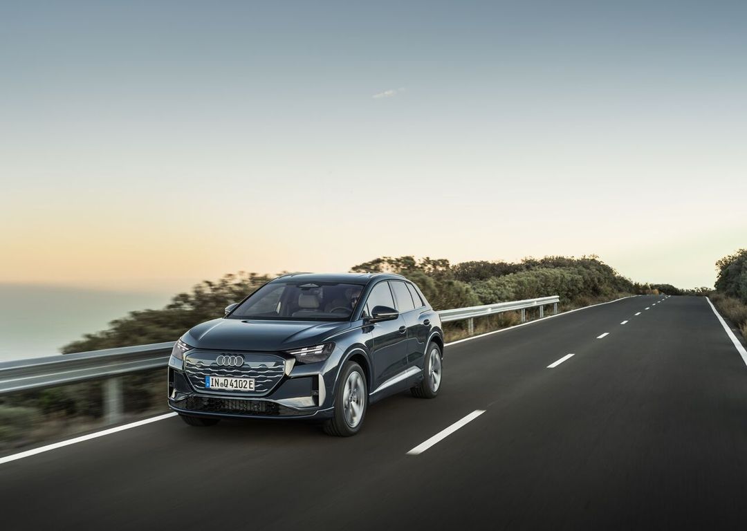 Audi Q4 e-tron — przód, ujęcie zewnętrzne 3/4 po aktualizacji