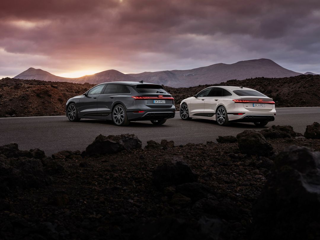 Audi Q7 — tył, dwa auta na drodze