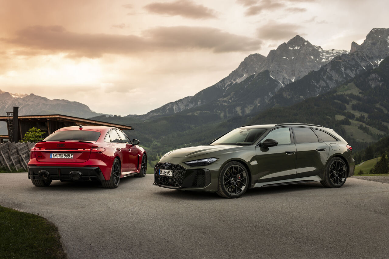 Audi RS 6 Avant i RS 7 — tył czerwonego liftbacka i przód/bok oliwkowego kombi na tle gór, europejskie tablice rejestracyjne