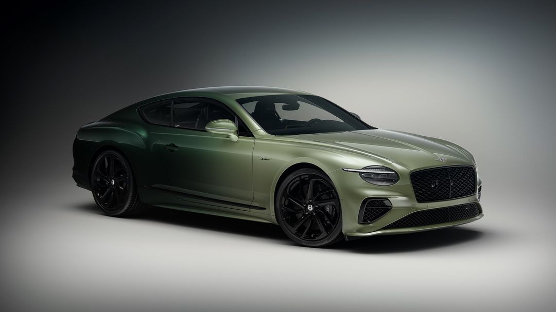 Bentley Continental GT Mulliner — przód 3/4, oliwkowozielony lakier, czarne felgi, studio