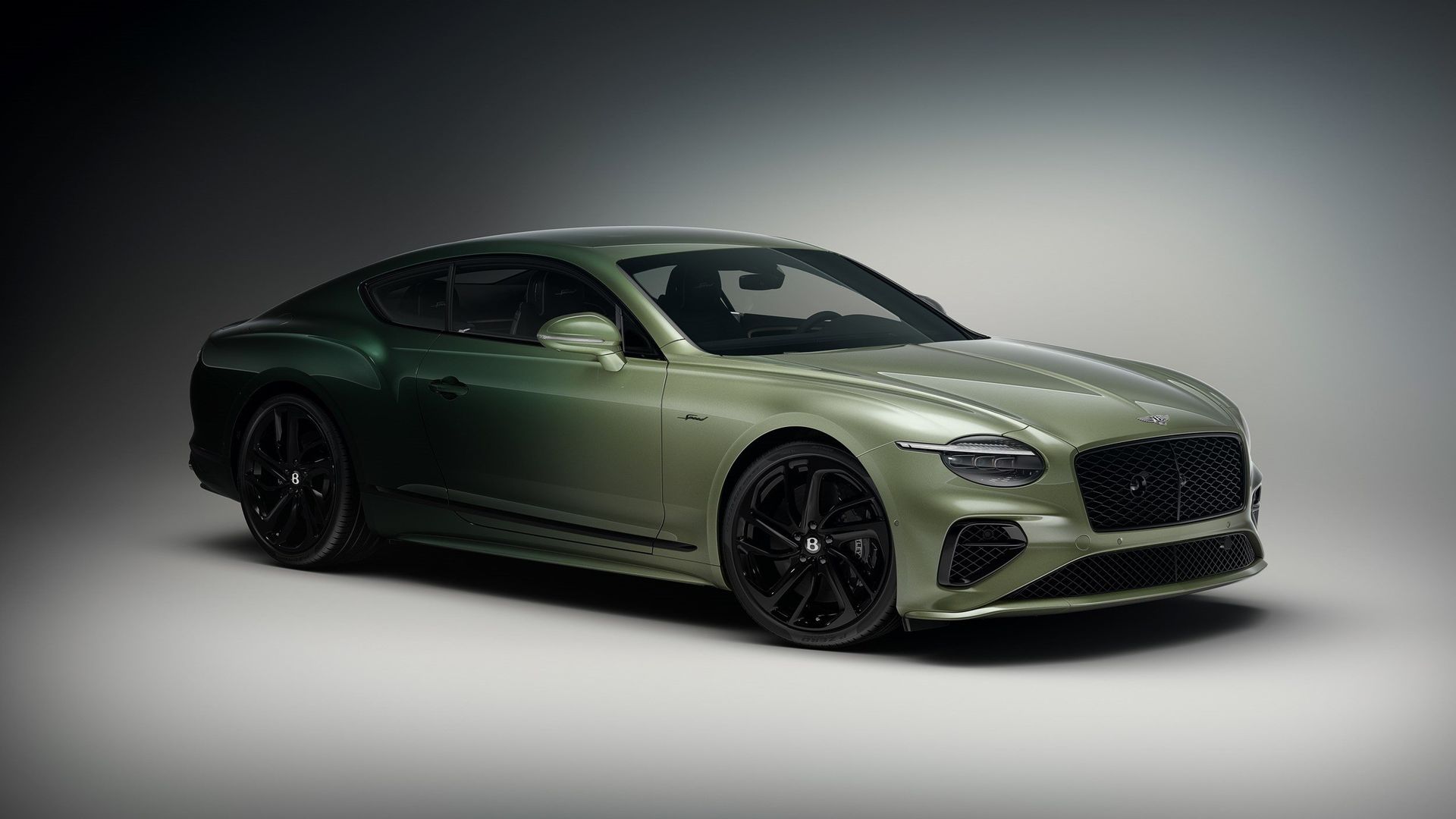 Bentley Continental GT Mulliner — przód 3/4, oliwkowozielony lakier, czarne felgi, studio