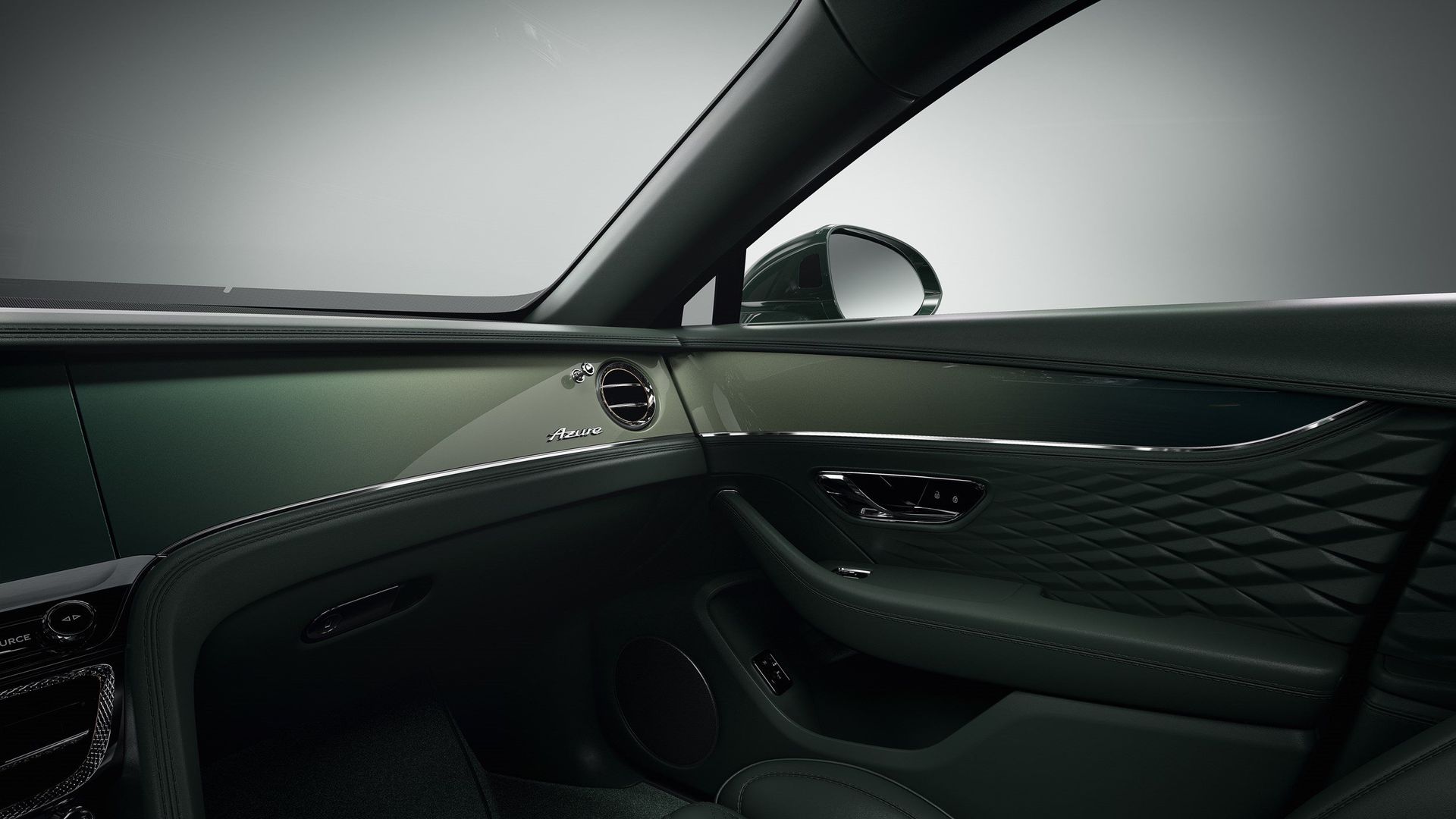 Bentley Mulliner — wnętrze, panel drzwi w zielonej skórze z kremowym wykończeniem