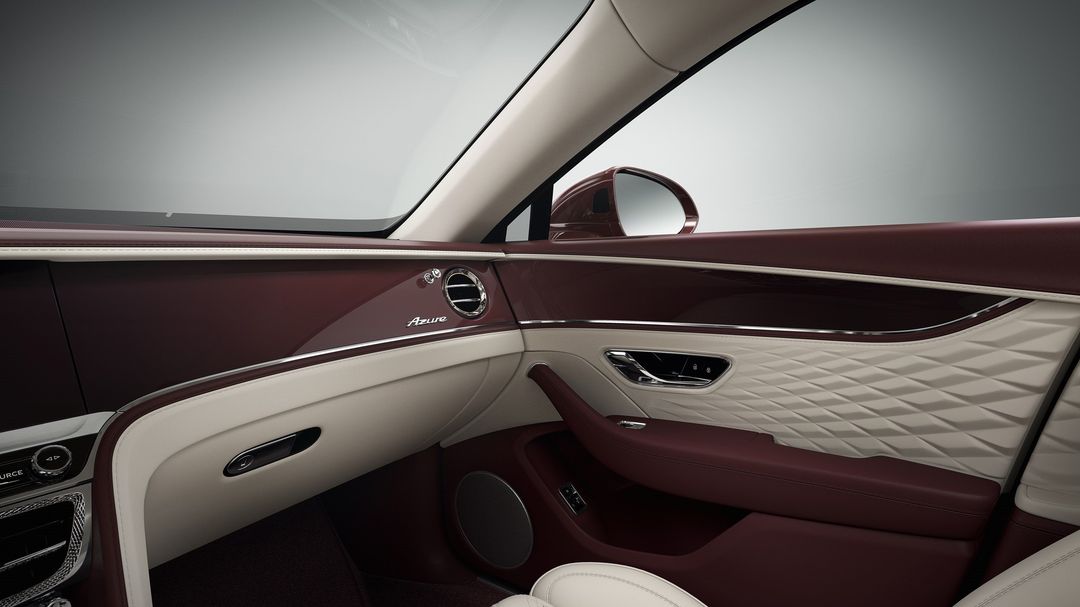 Bentley Mulliner — wnętrze, panel drzwi w bordowej skórze z kremowymi przeszyciami