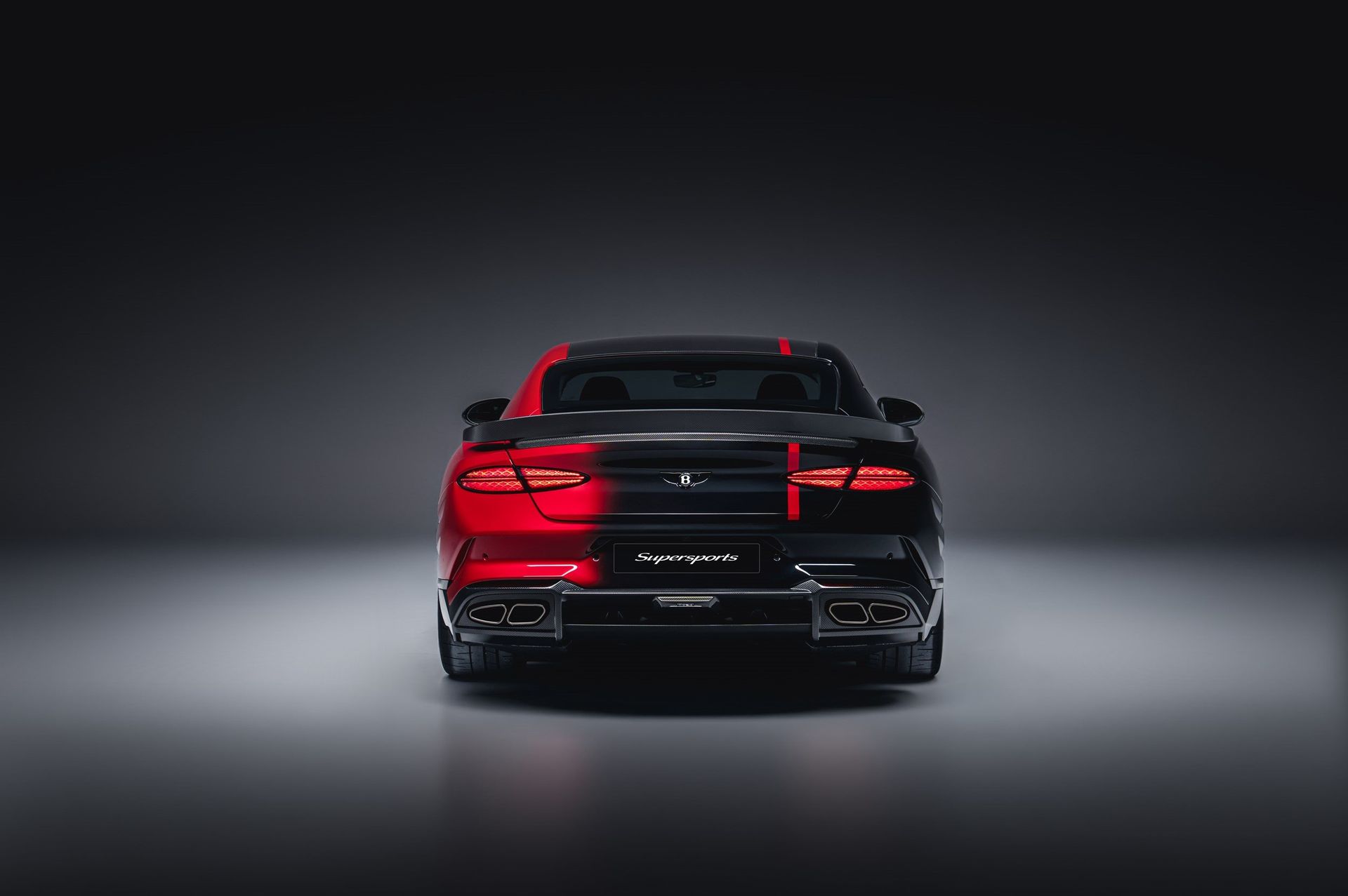 Bentley Supersports Mulliner — tył wprost, symetryczne lampy, spoiler i dyfuzor