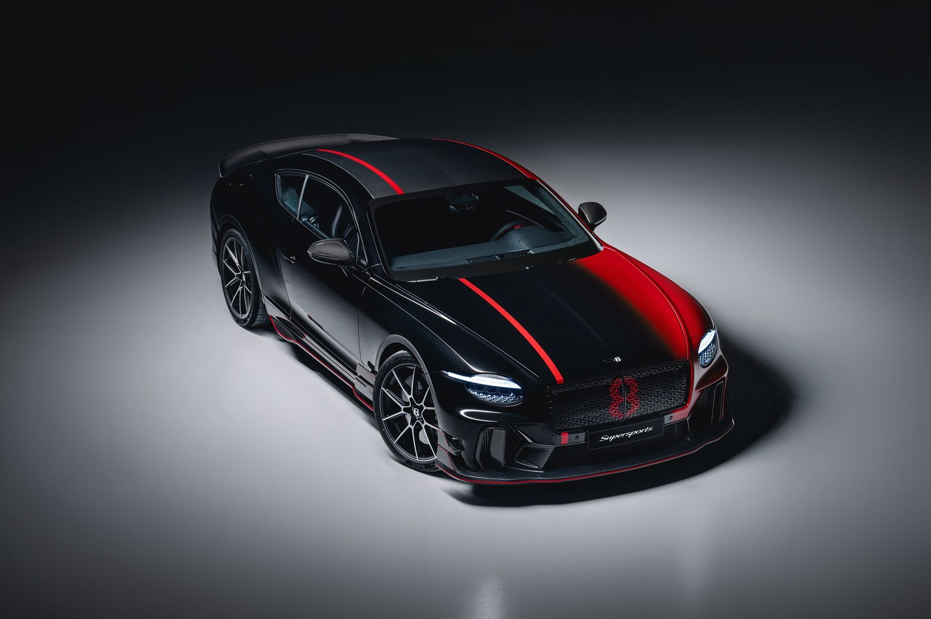 Bentley Supersports Mulliner — widok z góry na przód 3/4, gradient lakieru z czerni w czerwień