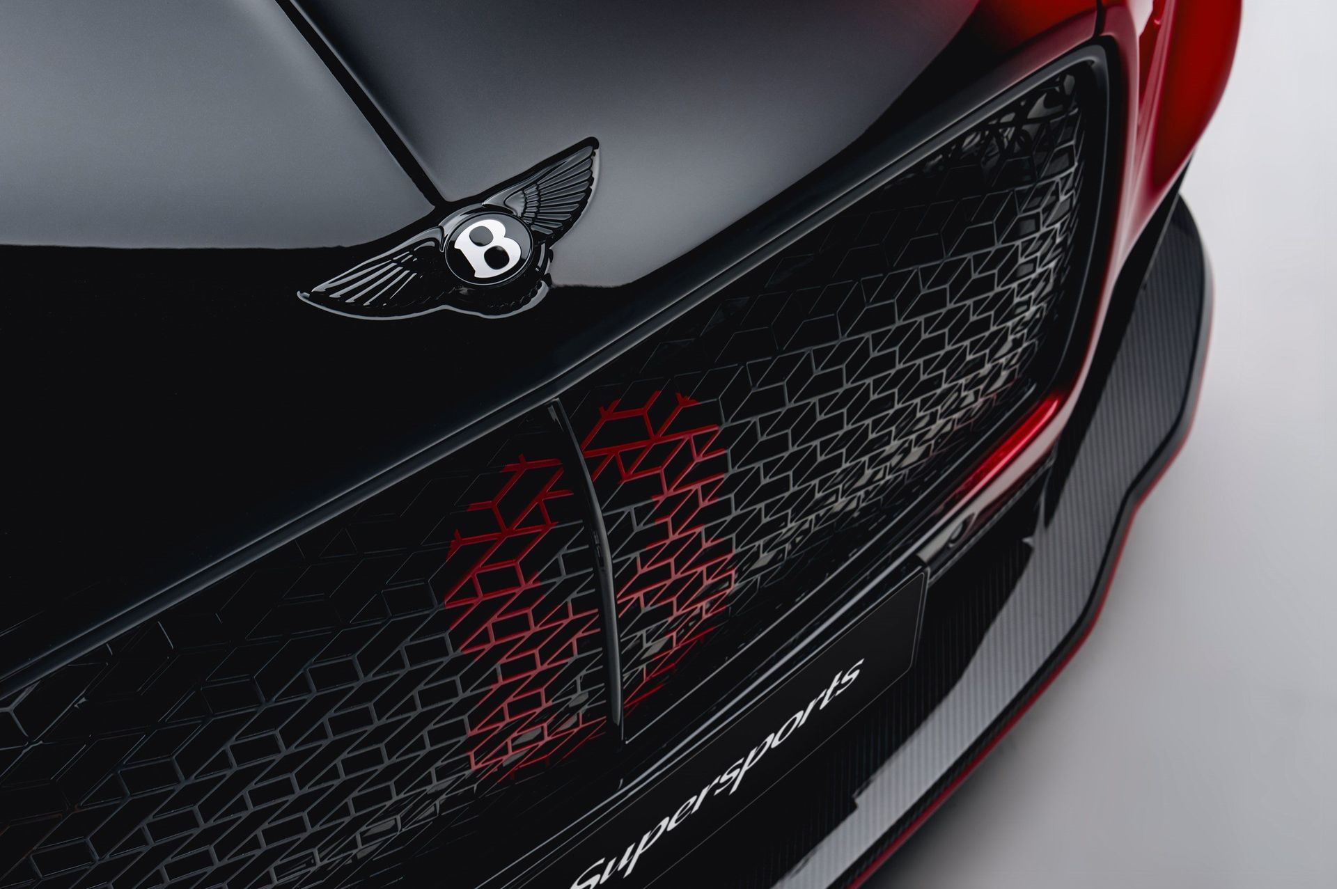 Bentley Supersports Mulliner — detal atrapy chłodnicy z logo Bentley i podświetlanym wzorem plastra miodu