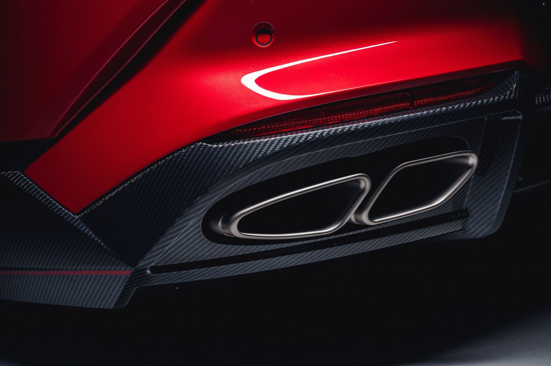 Bentley Supersports Mulliner — detal tylnego zderzaka z owalnymi końcówkami układu wydechowego