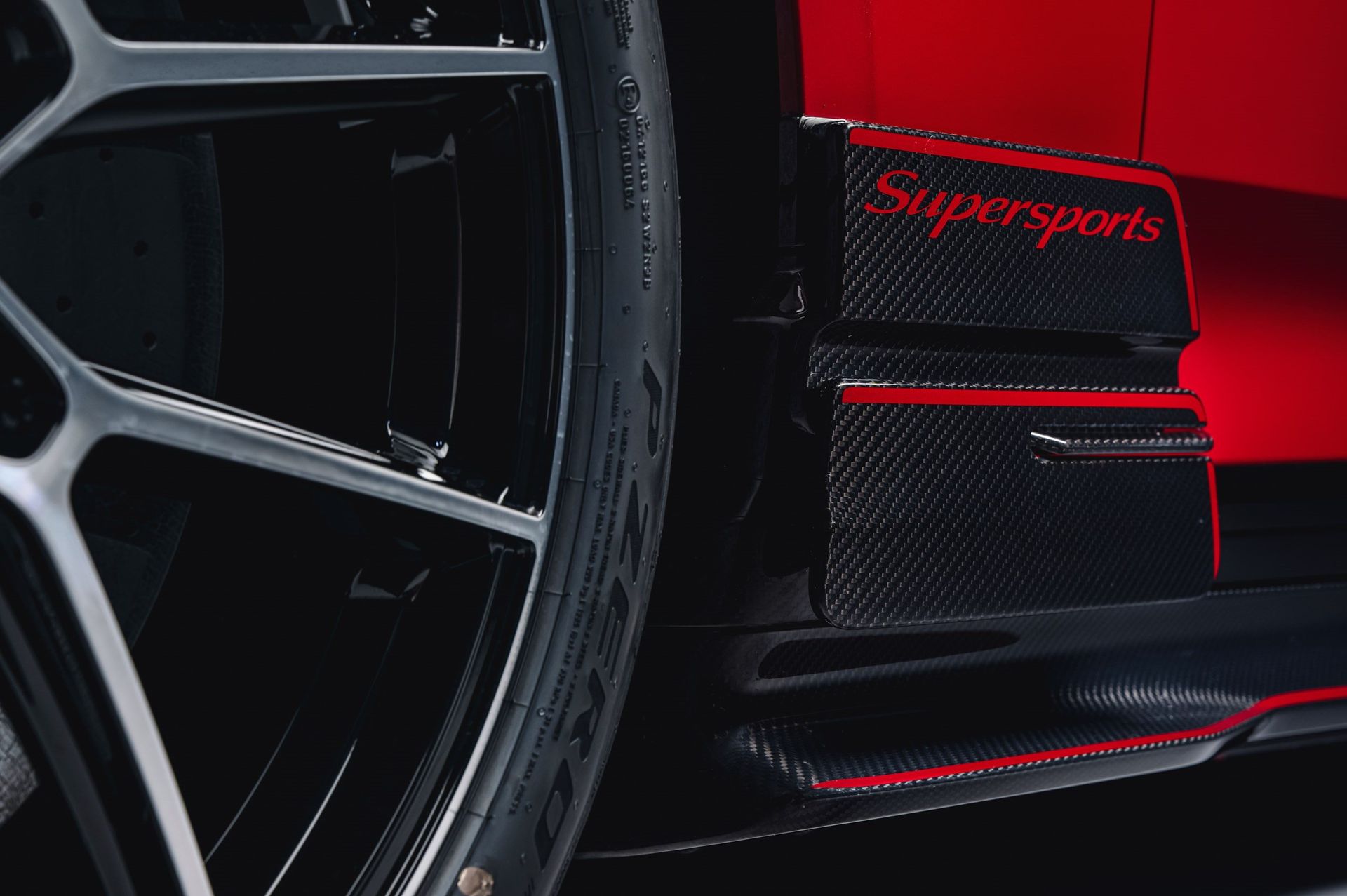 Bentley Supersports Mulliner — detal progu drzwi z napisem Supersports i felgą