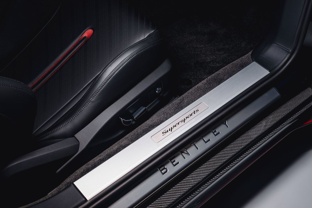 Bentley Supersports Mulliner — wnętrze, listwa progowa Bentley i fragment fotela