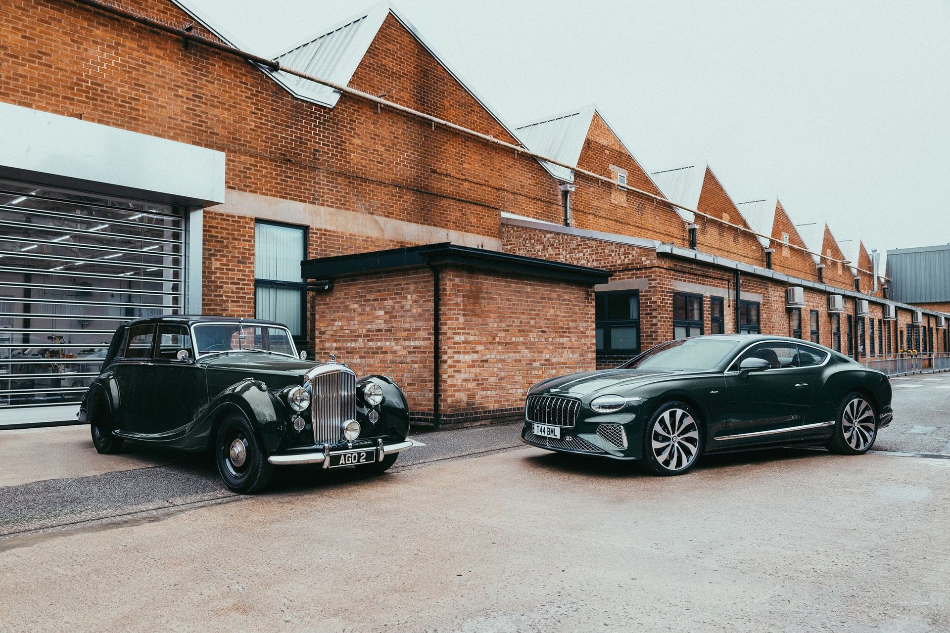 Bentley Continental GT Azure i klasyczny Bentley MkVI na dziedzińcu fabryki w Crewe, szerokie ujęcie