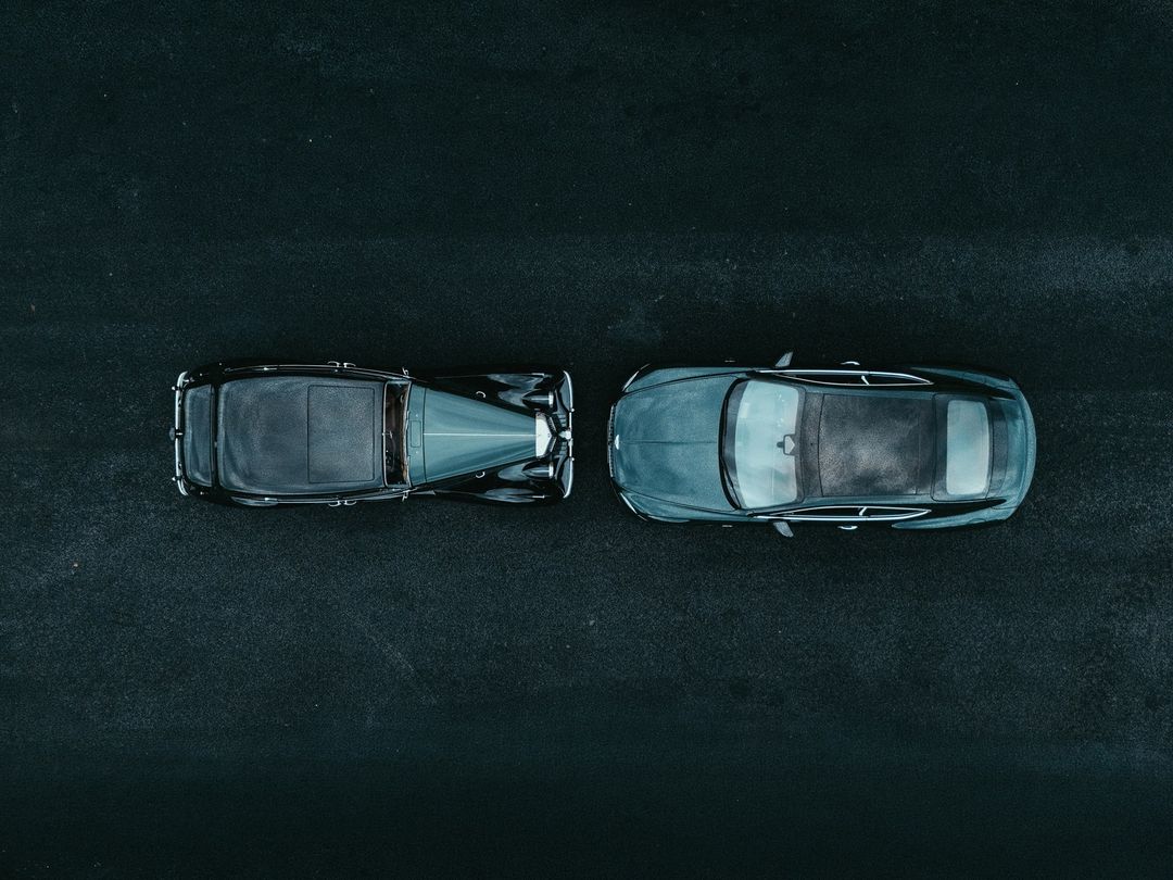 Widok z lotu ptaka na zabytkowego Bentleya i Continental GT Azure ustawione dziobami do siebie