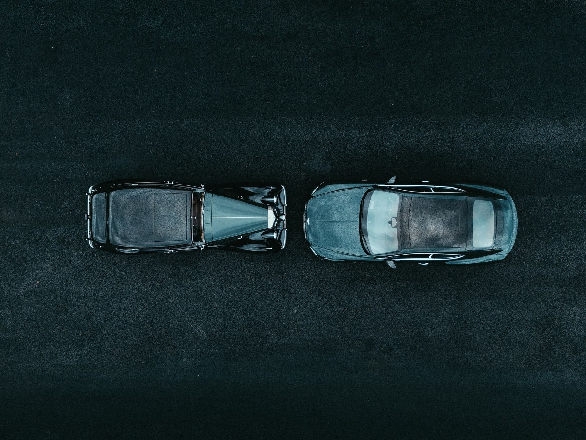 Widok z lotu ptaka na zabytkowego Bentleya i Continental GT Azure ustawione dziobami do siebie