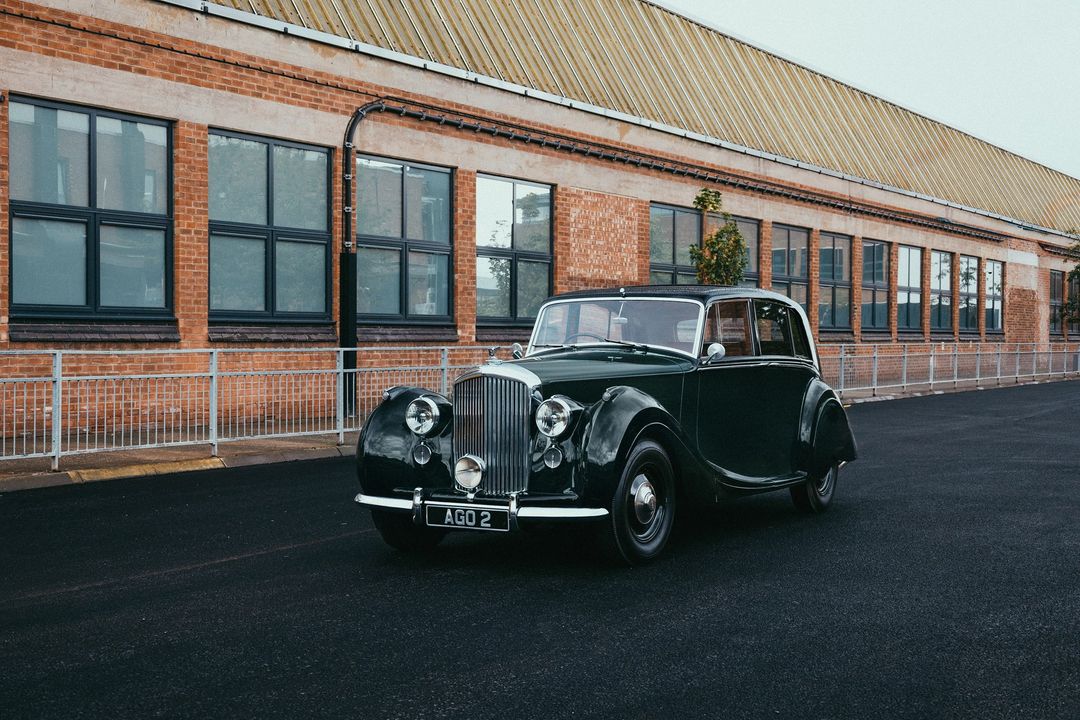 Zabytkowy Bentley MkVI - przód, klasyczna sylwetka przed fabryką w Crewe