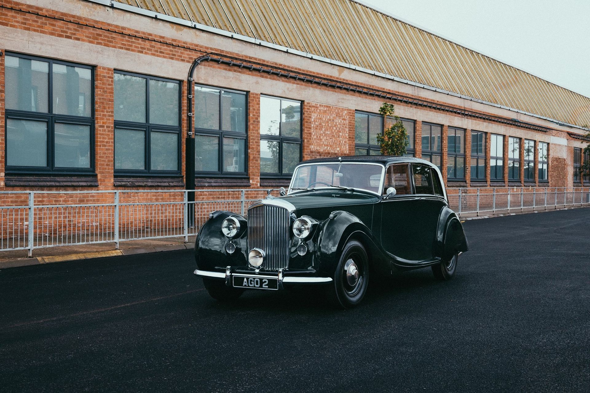 Zabytkowy Bentley MkVI - przód, klasyczna sylwetka przed fabryką w Crewe