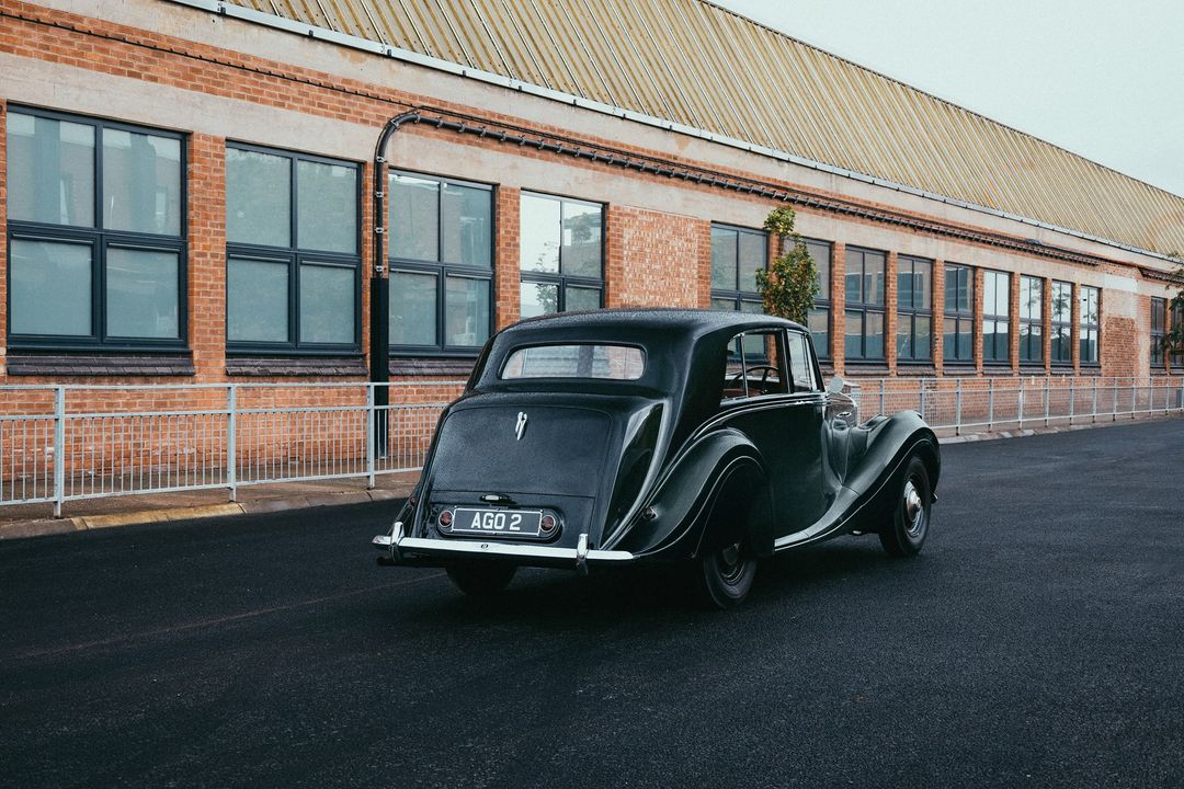Zabytkowy Bentley MkVI - tył, widok 3/4 na dziedzińcu fabryki
