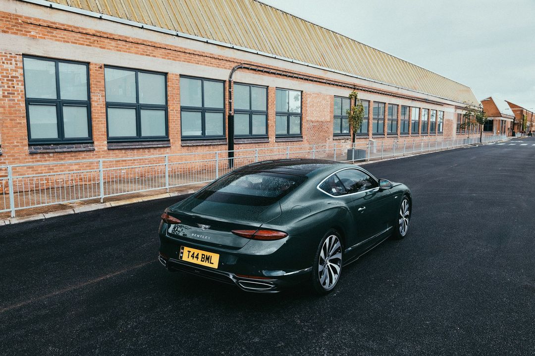Bentley Continental GT Azure - tył z górnym kadrem, jezdnia przy fabryce w Crewe