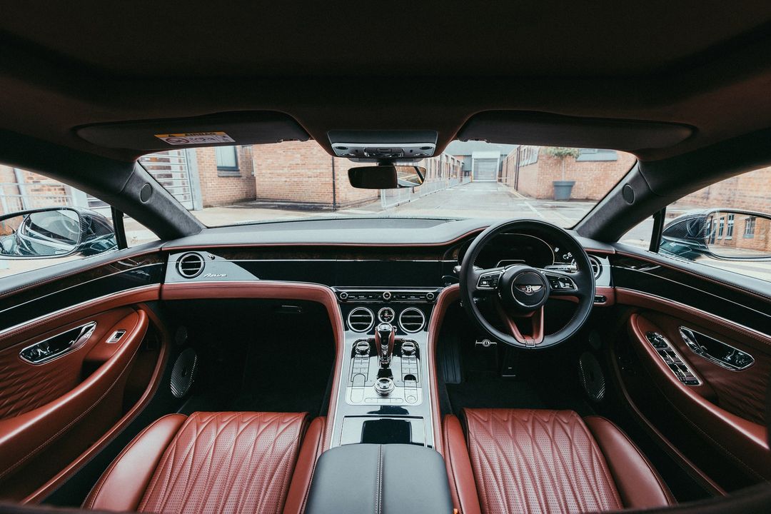 Bentley Continental GT Azure - wnętrze z kierownicą po lewej stronie, tapicerka w kolorze koniaku