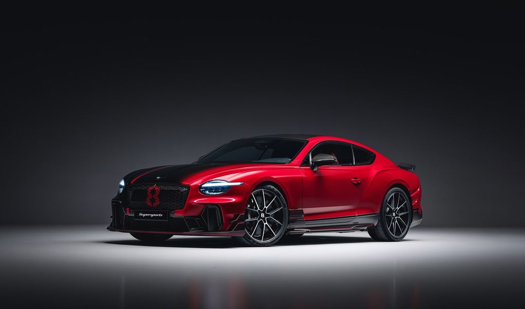 Bentley Continental GT Speed Mulliner w czerwonym malowaniu - studyjne ujęcie 3/4 z przodu