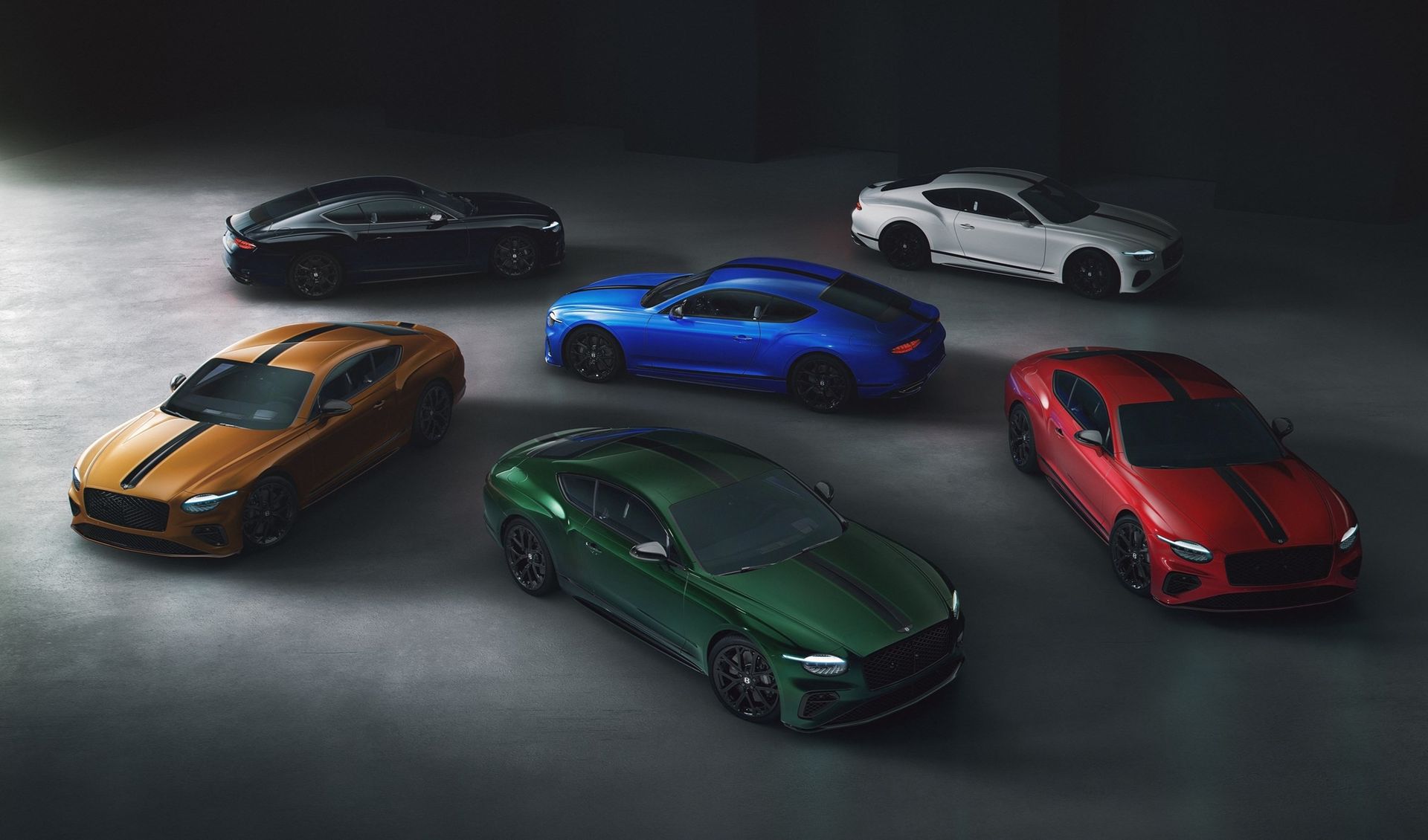 Sześć modeli Bentley Continental GT Mulliner w różnych kolorach - studyjne ujęcie z góry