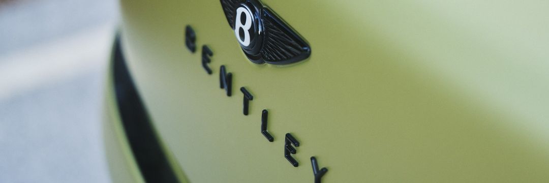 Bentley — detal: emblemat marki na masce, zbliżenie