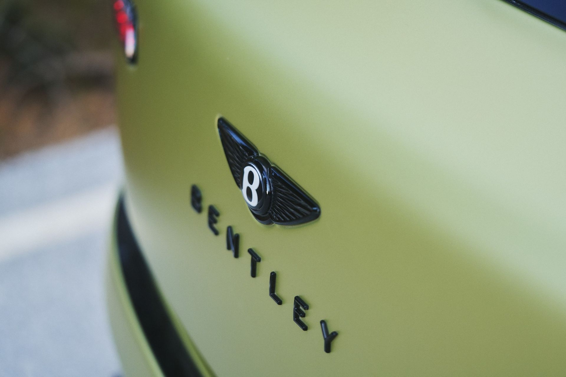 Bentley — detal: plakietka i tylna lampa, zielony lakier