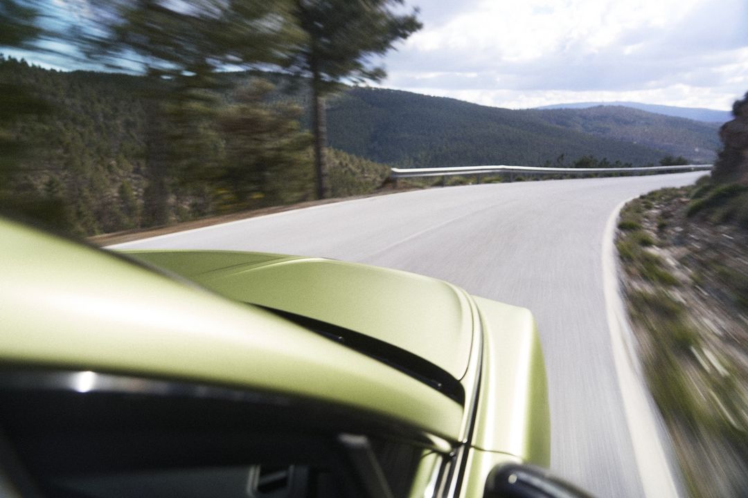 Bentley — widok z wnętrza na maskę i drogę górską, jazda dynamiczna