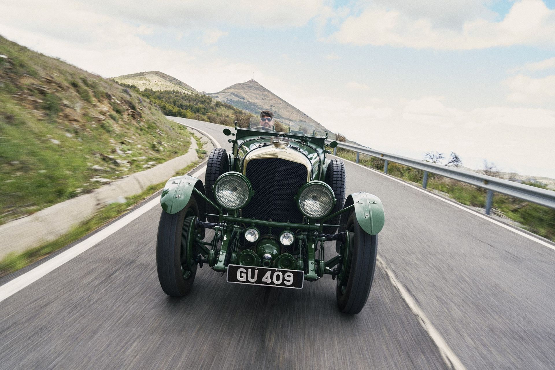 Bentley Blower — zabytkowy model, przód, jazda górską drogą