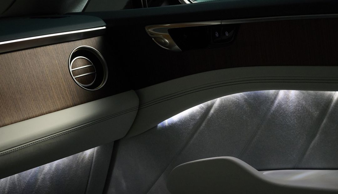 Bentley — wnętrze: drzwi i panel z drewnianą okleiną