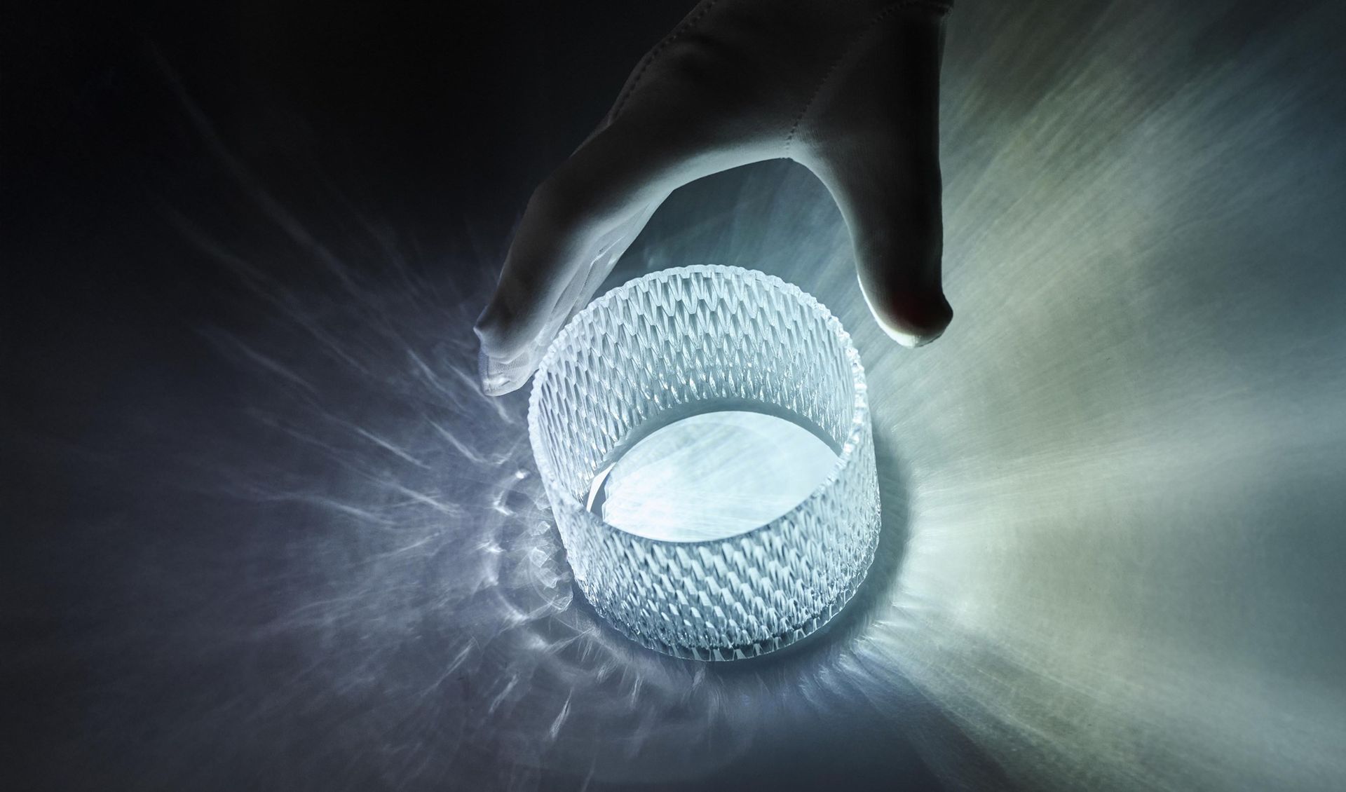 Bentley — detal: ażurowa struktura materiału, prezentacja rzemiosła