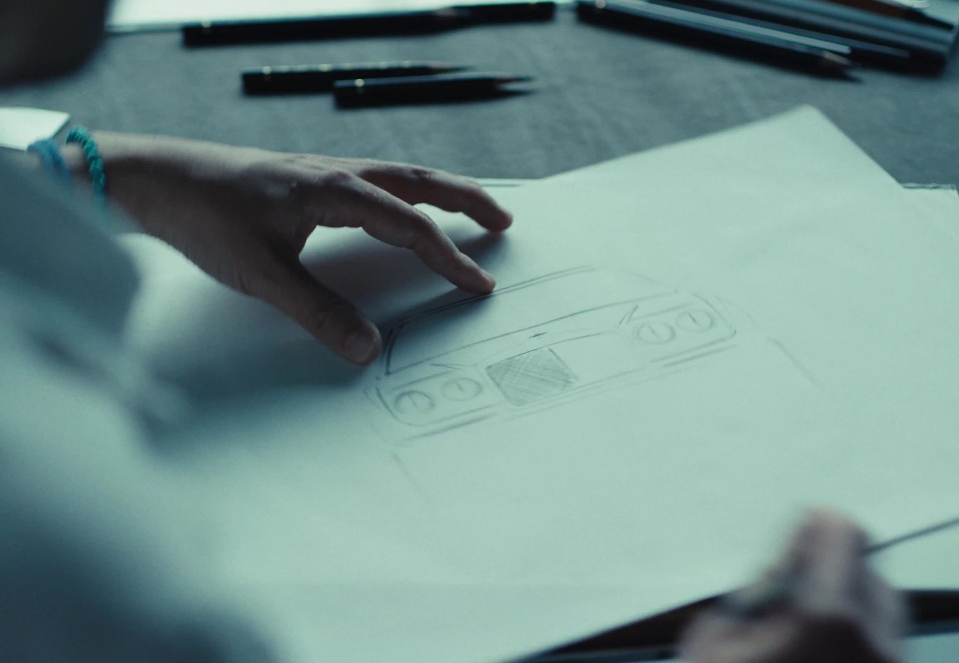 Bentley Torcal — kulisy projektowania, ręka projektanta nad szkicem deski rozdzielczej