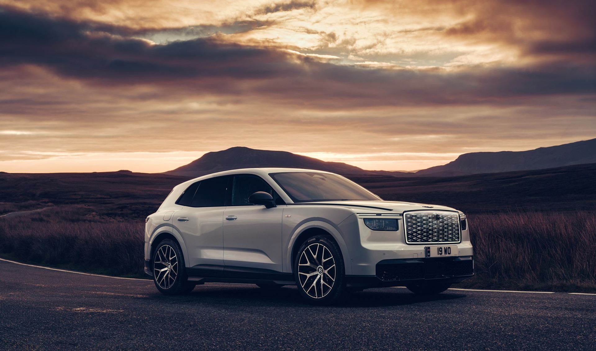 Bentley Torcal First Edition — przód, ujęcie zewnętrzne z dramatycznym niebem