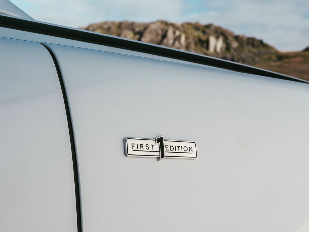 Bentley Torcal First Edition — detal, oznaczenie First Edition na drzwiach