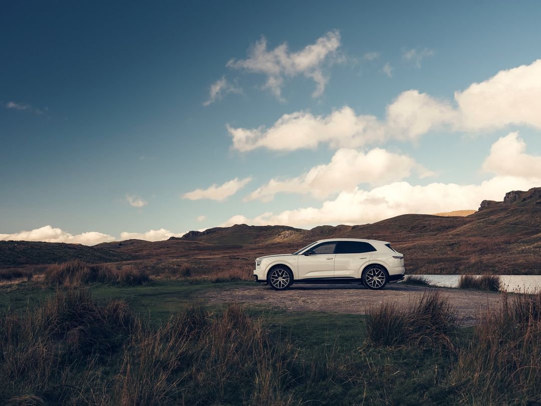 Bentley Torcal First Edition — bok, ujęcie zewnętrzne na polanie