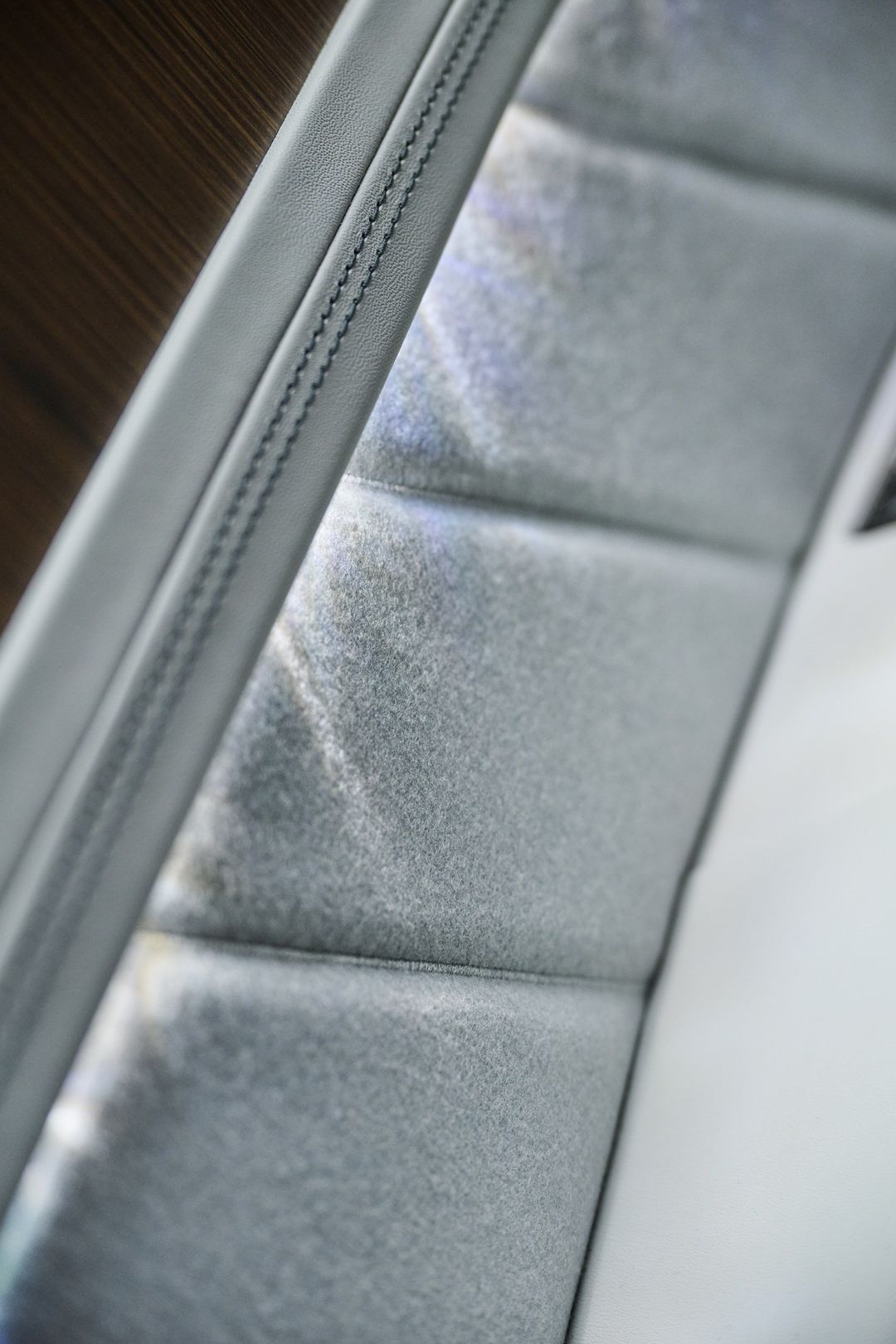 Bentley Torcal — detal tapicerki z wełny merino w kabinie