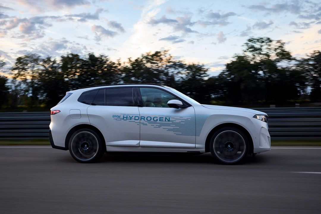 BMW iX5 Hydrogen — bok, jazda na torze