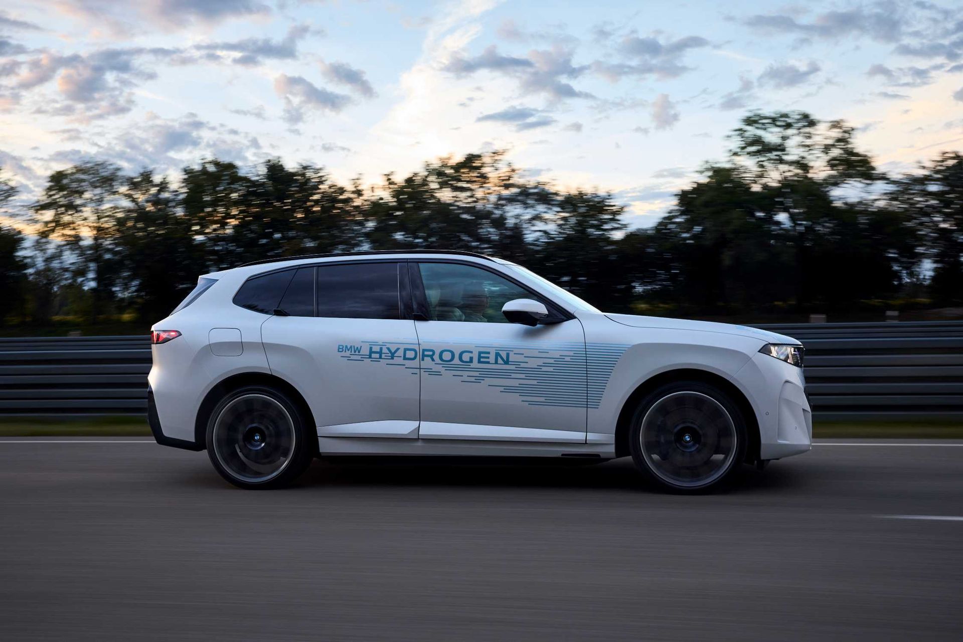 BMW iX5 Hydrogen — bok, jazda na torze