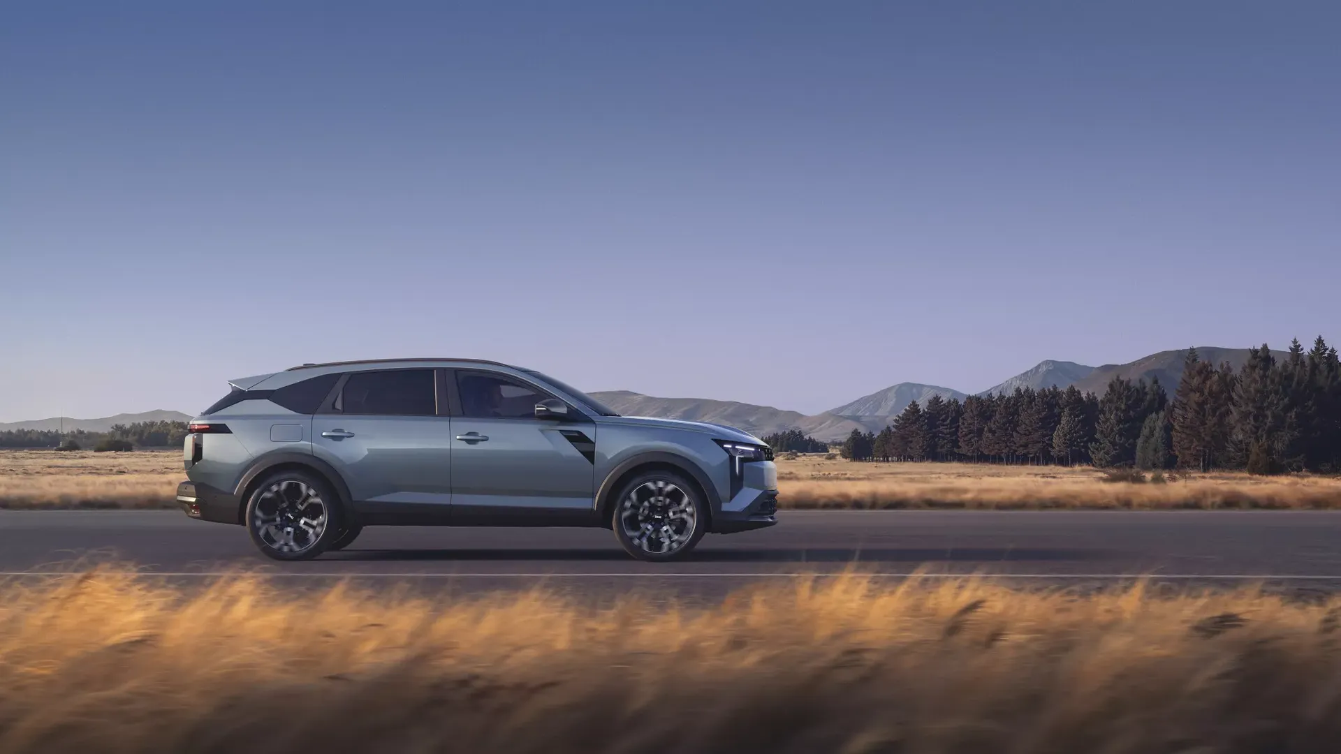 Dacia Striker — bok, jazda drogą wśród traw i gór (ujęcie powtórzone z p03)