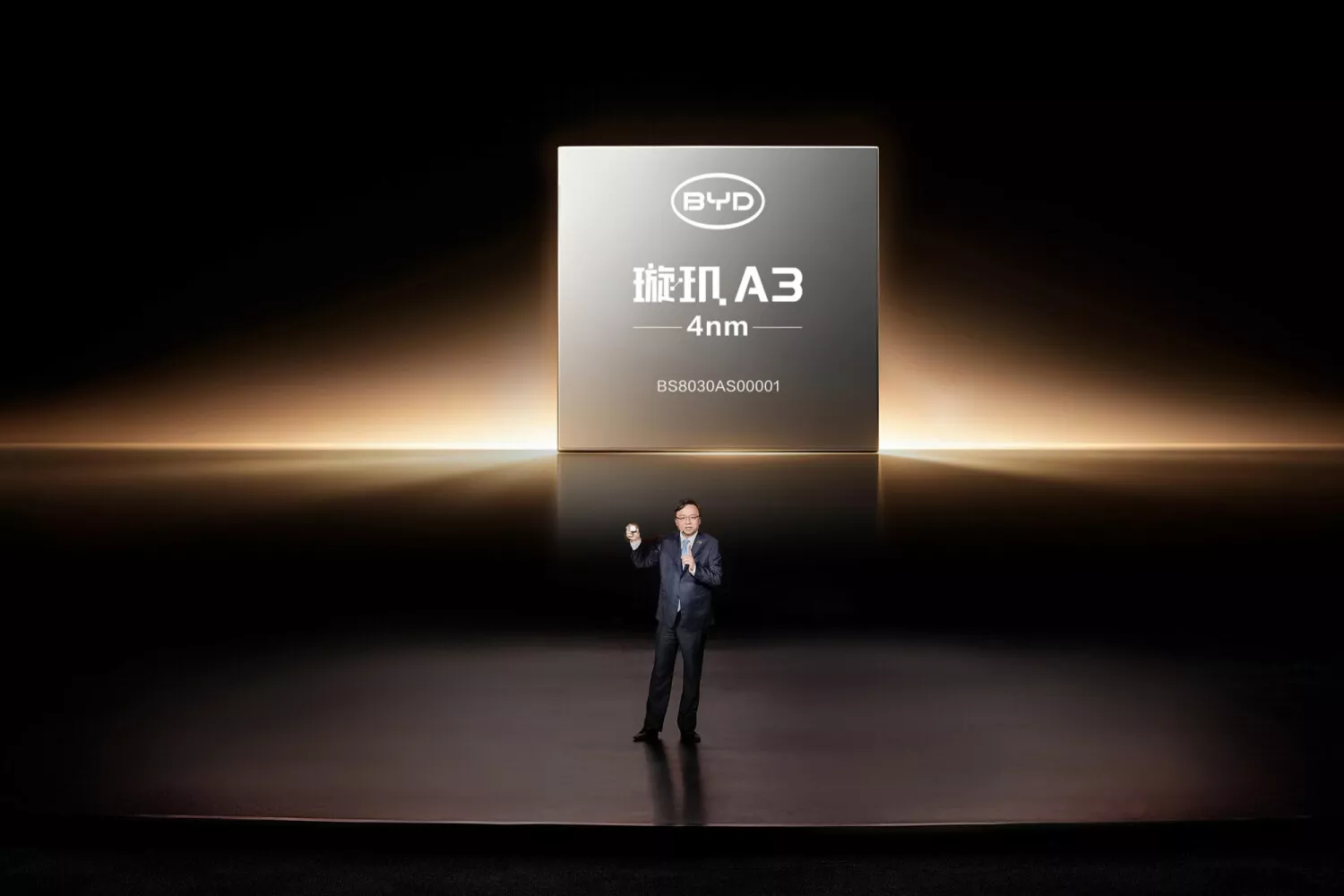Konferencja BYD — prezentacja układu scalonego „璇玑 A3 4nm” na scenie, prelegent przed ekranem, brak DENZA Z9GT