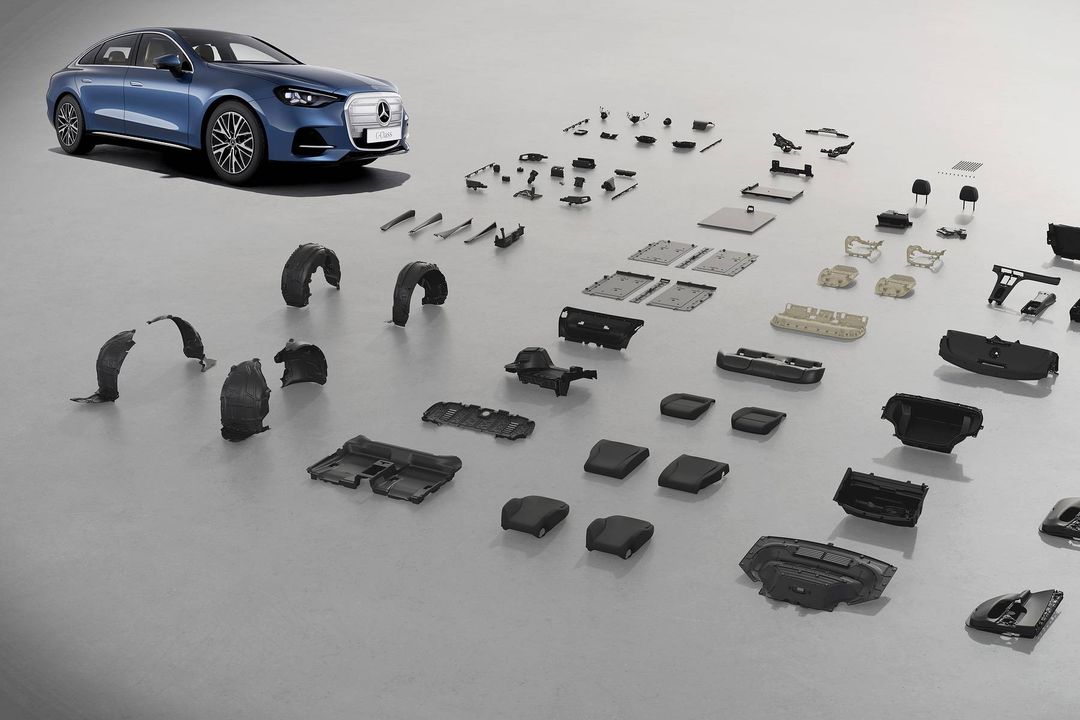 Mercedes-Benz klasa C elektryczna — grafika z rozłożonymi elementami karoserii i miniaturowym zdjęciem pojazdu w widoku przód/3 4