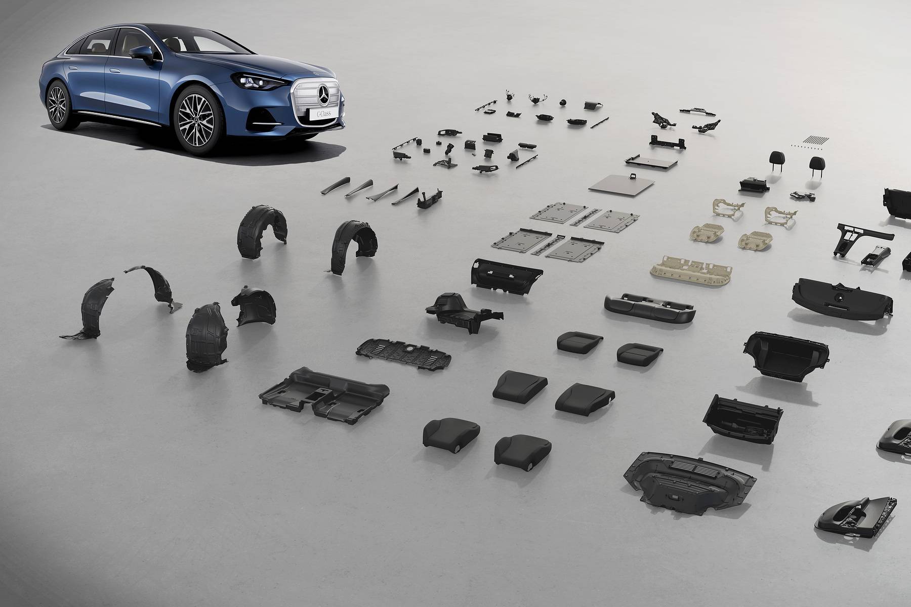 Mercedes-Benz klasa C elektryczna — grafika z rozłożonymi elementami karoserii i miniaturowym zdjęciem pojazdu w widoku przód/3 4