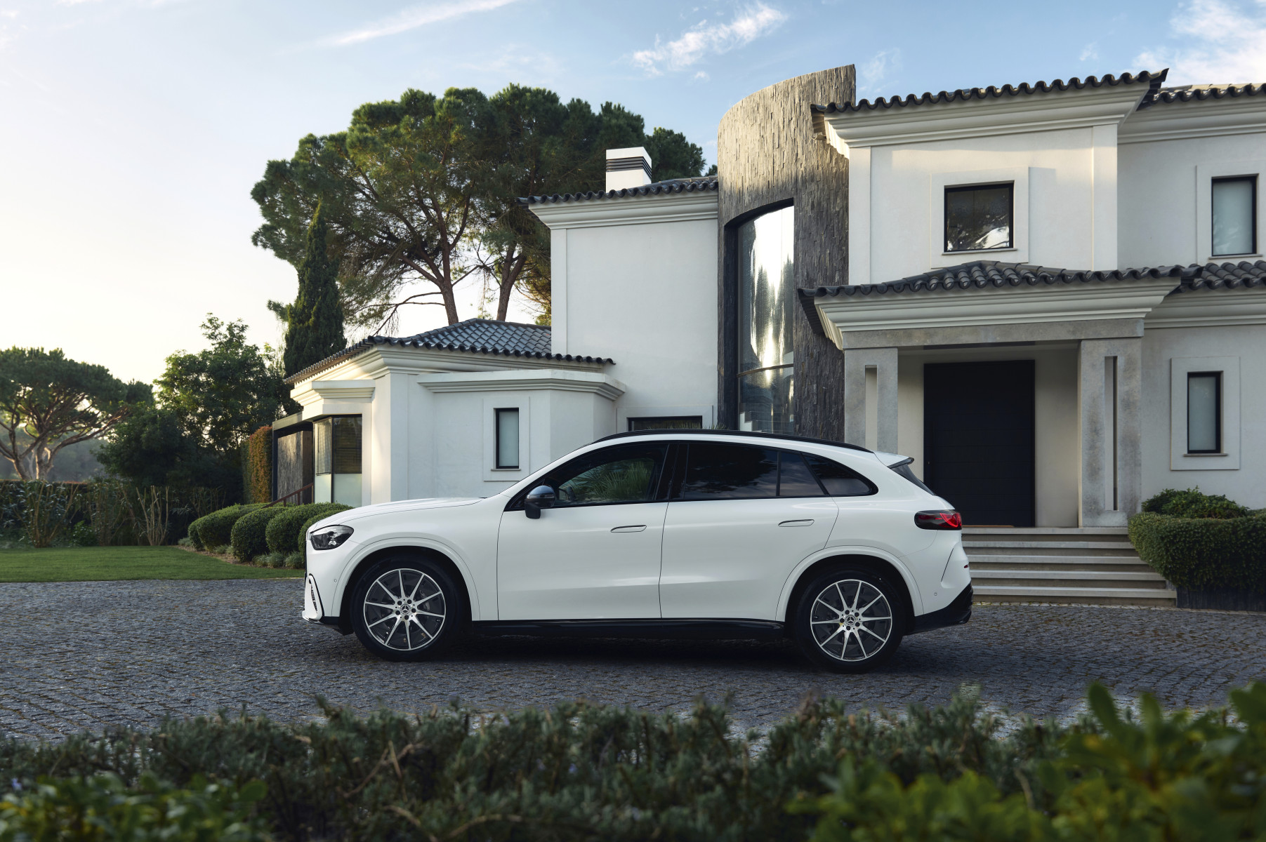 Mercedes-Benz GLC (elektryczny) — bok, profil pojazdu na tle rezydencji