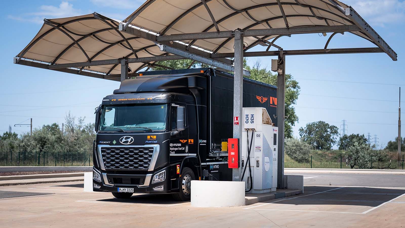 Hyundai Xcient Fuel Cell Genesis Magma Racing — zbliżenie przodu przy dystrybutorze wodoru