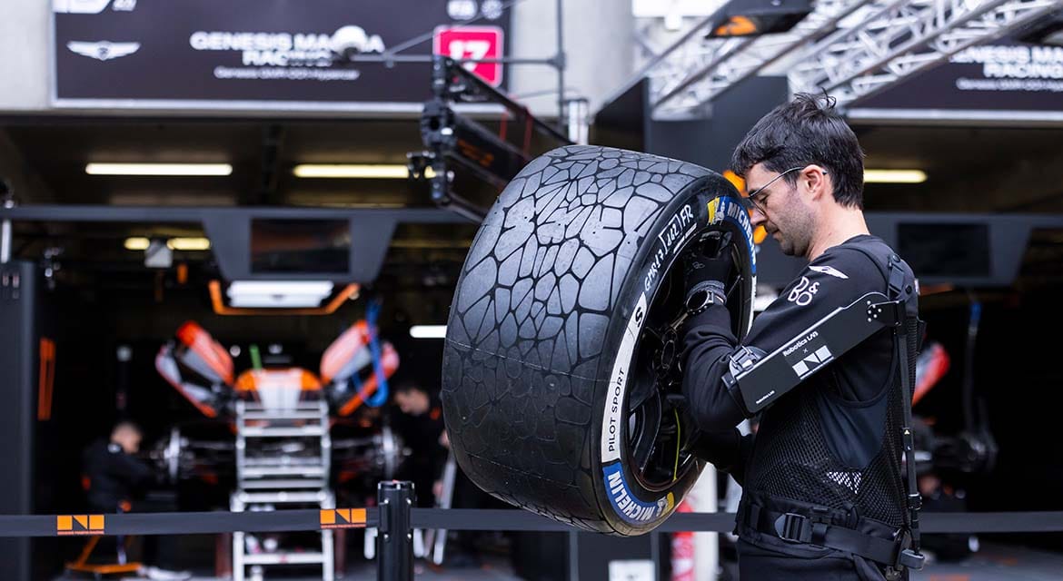 Kulisy Le Mans — mechanik Genesis Magma Racing z oponą Michelin w alei serwisowej (duplikat ujęcia)