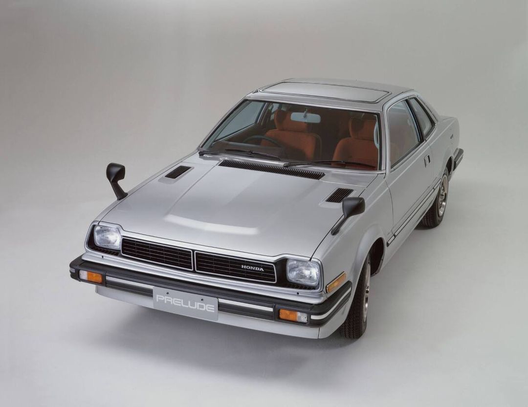 Honda Prelude I generacja (1978) — ujęcie 3/4 przód, srebrna, zdjęcie archiwalne studyjne